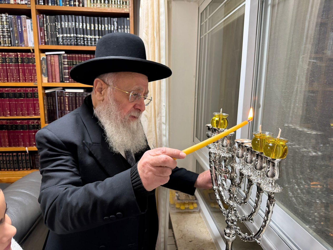 הראש"ל הגר"י יוסף בהדלקת נר שני של חנוכה