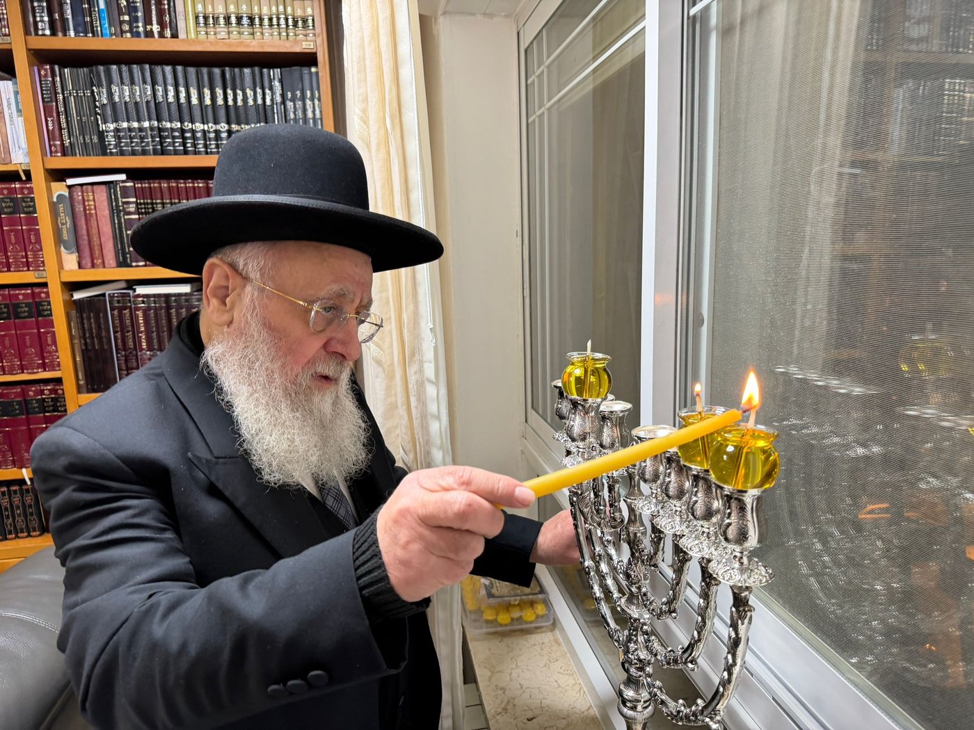 הראש"ל הגר"י יוסף בהדלקת נר שני של חנוכה
