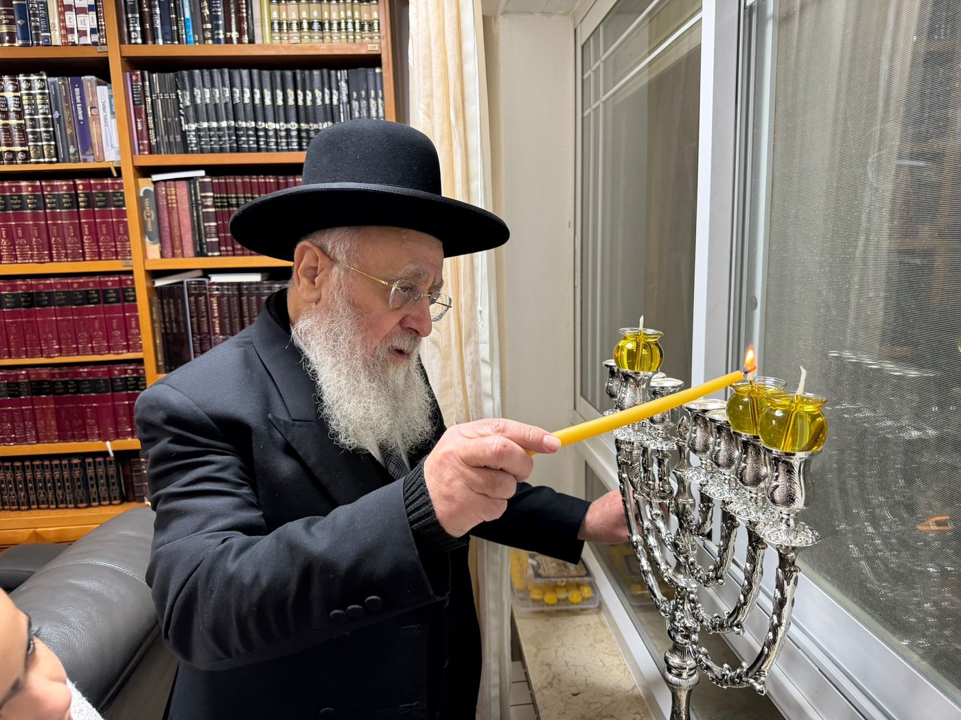 הראש"ל הגר"י יוסף בהדלקת נר שני של חנוכה