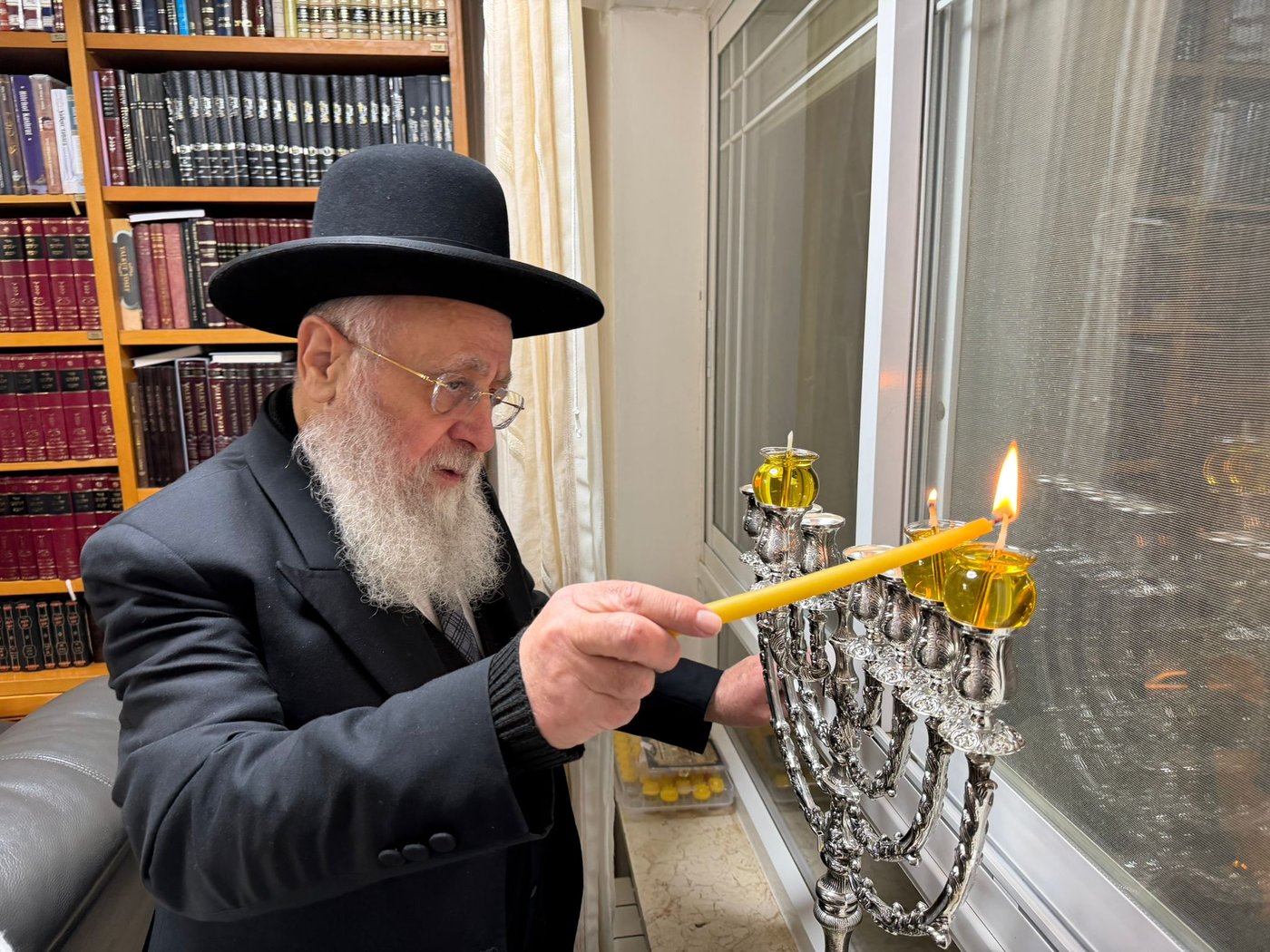 הראש"ל הגר"י יוסף בהדלקת נר שני של חנוכה