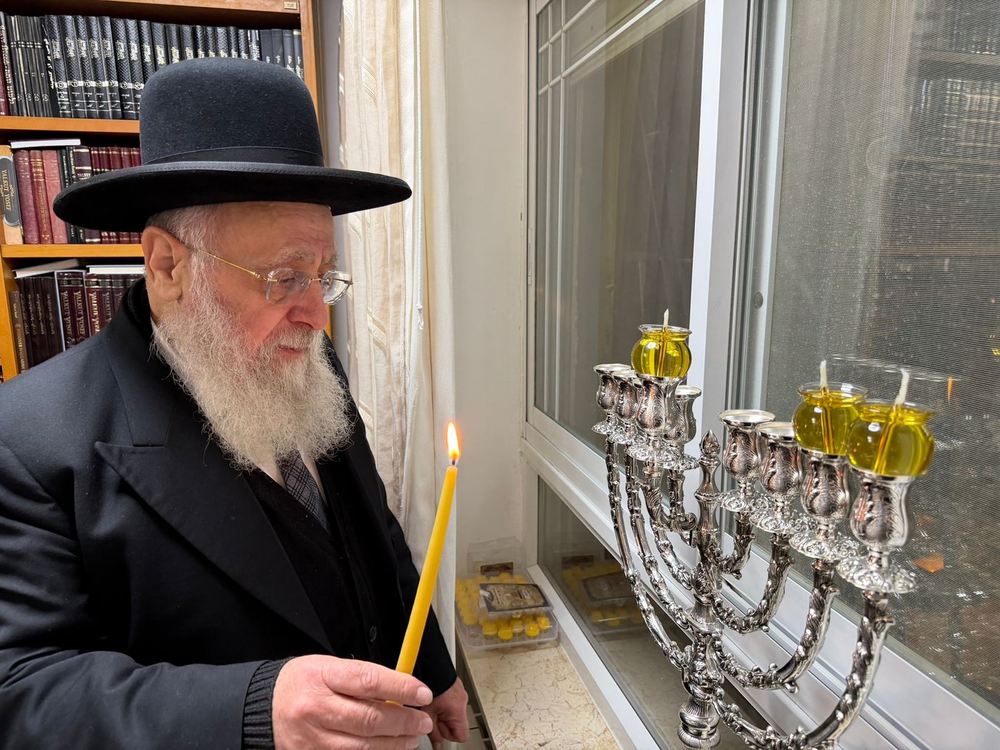 הראש"ל הגר"י יוסף בהדלקת נר שני של חנוכה