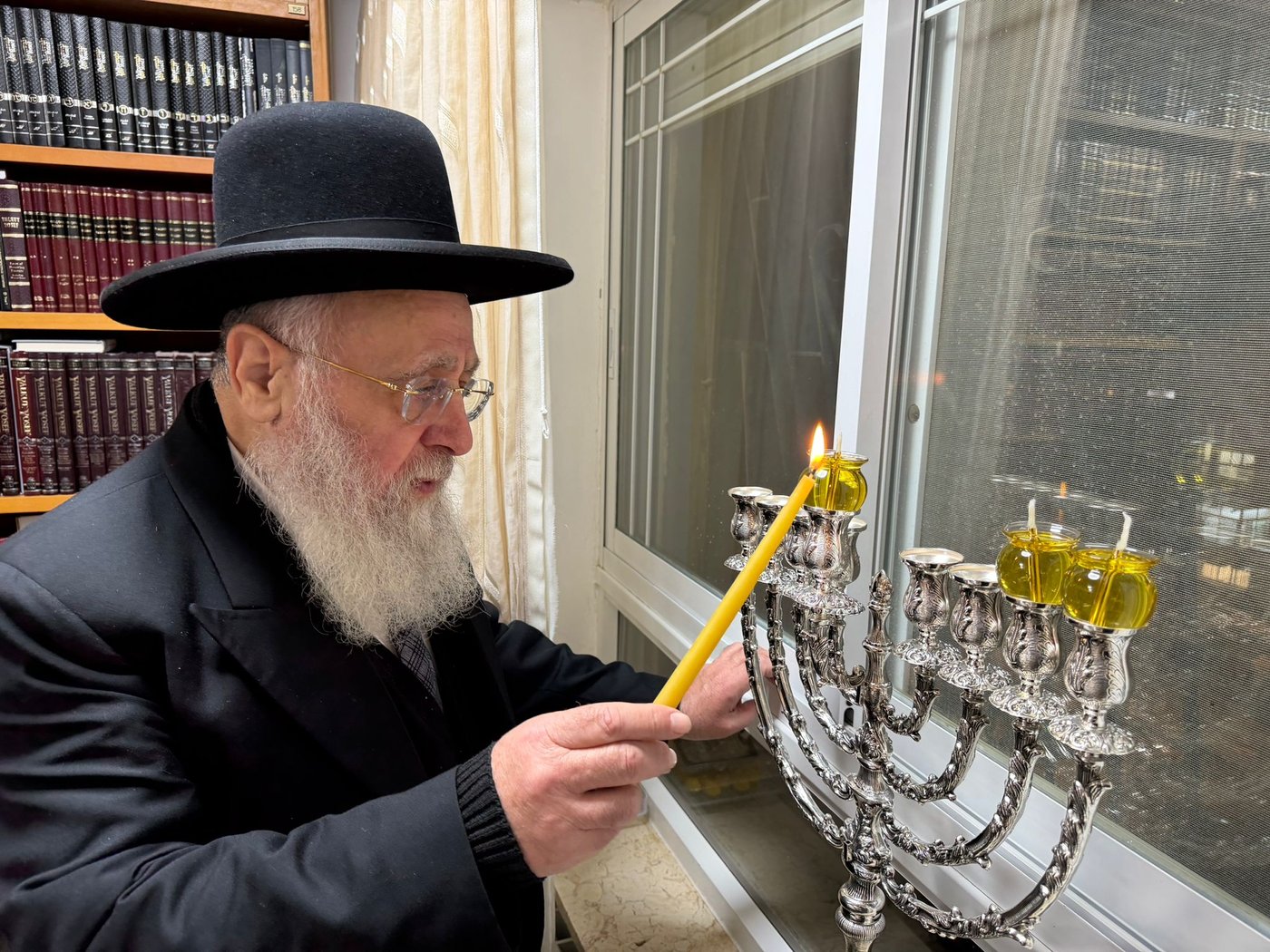 הראש"ל הגר"י יוסף בהדלקת נר שני של חנוכה