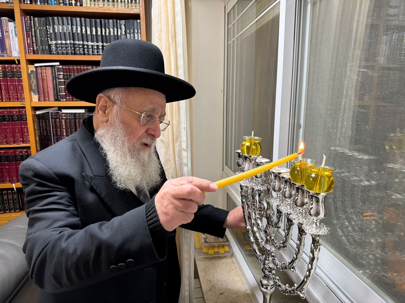 הראש"ל הגר"י יוסף בהדלקת נר שני של חנוכה