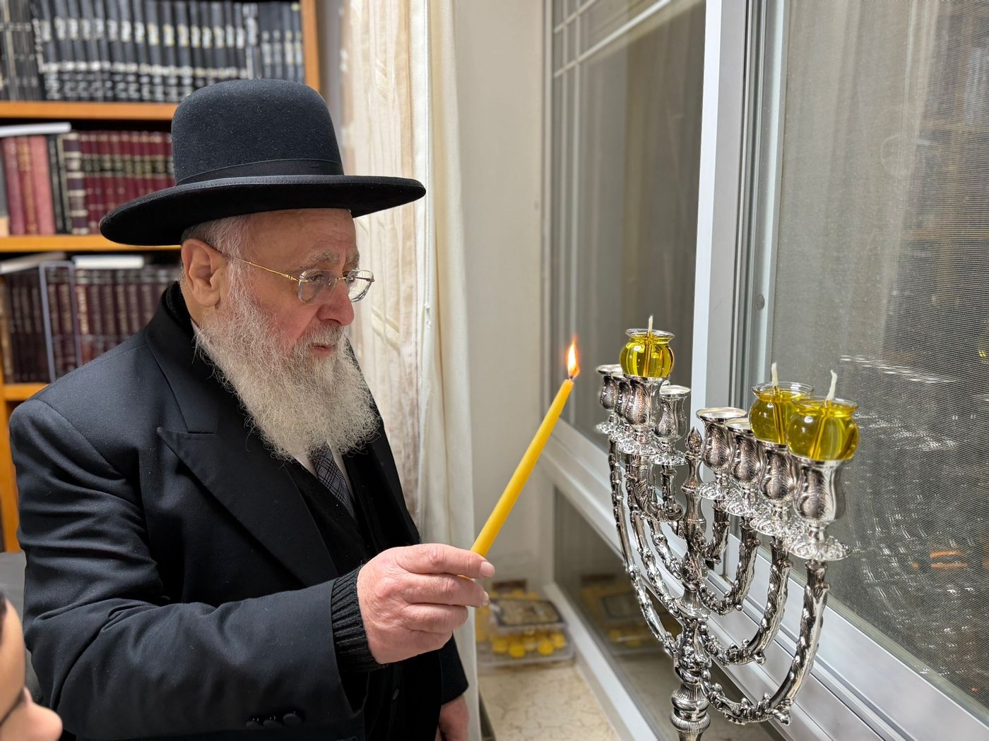 הראש"ל הגר"י יוסף בהדלקת נר שני של חנוכה