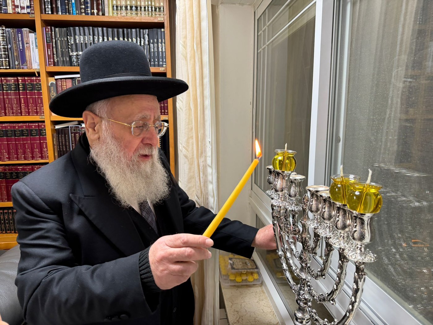 הראש"ל הגר"י יוסף בהדלקת נר שני של חנוכה