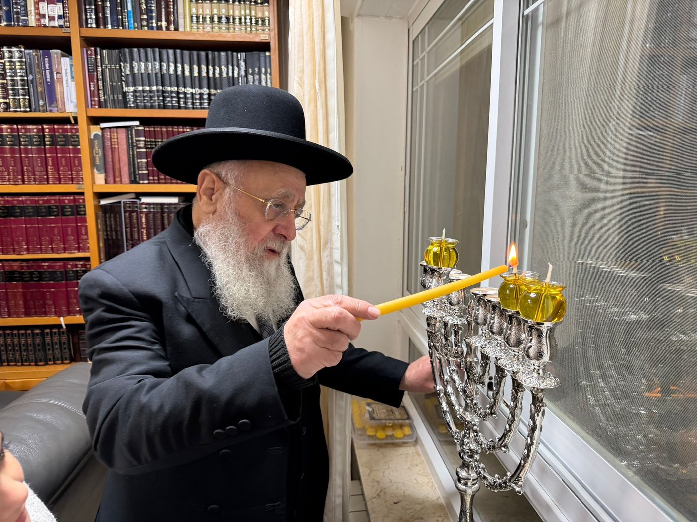 הראש"ל הגר"י יוסף בהדלקת נר שני של חנוכה