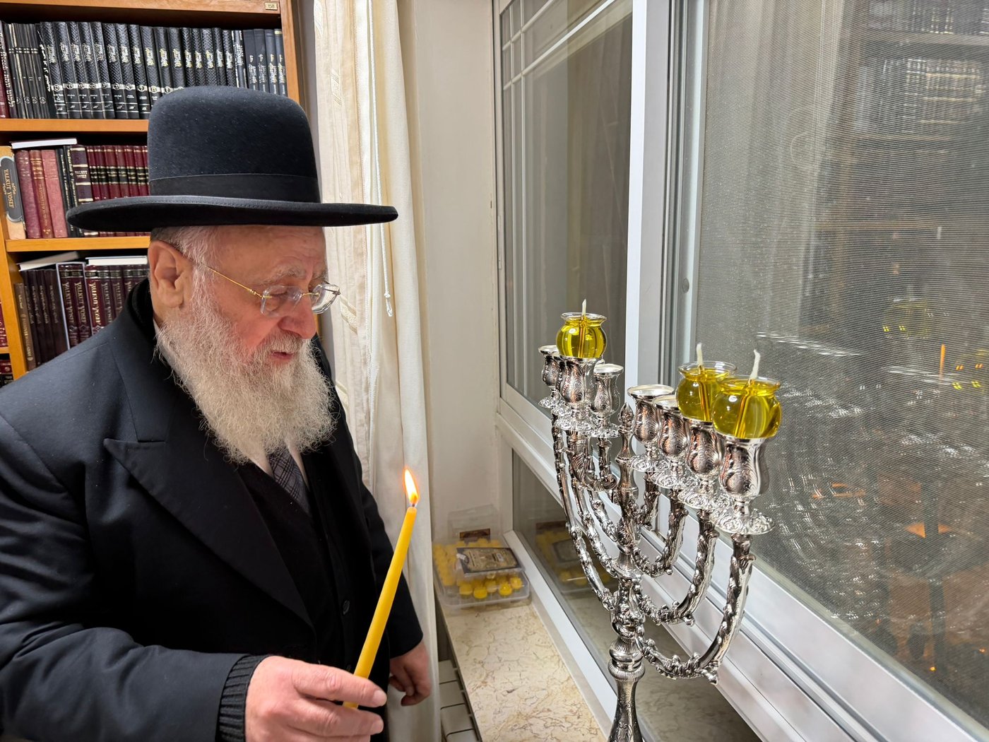 הראש"ל הגר"י יוסף בהדלקת נר שני של חנוכה