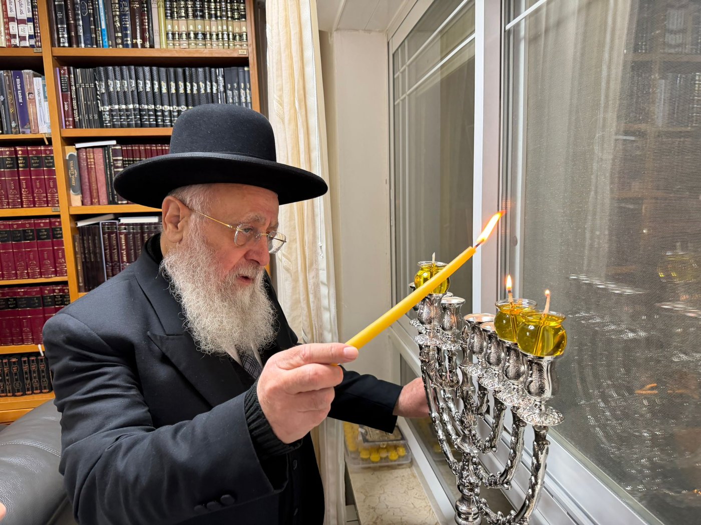 הראש"ל הגר"י יוסף בהדלקת נר שני של חנוכה
