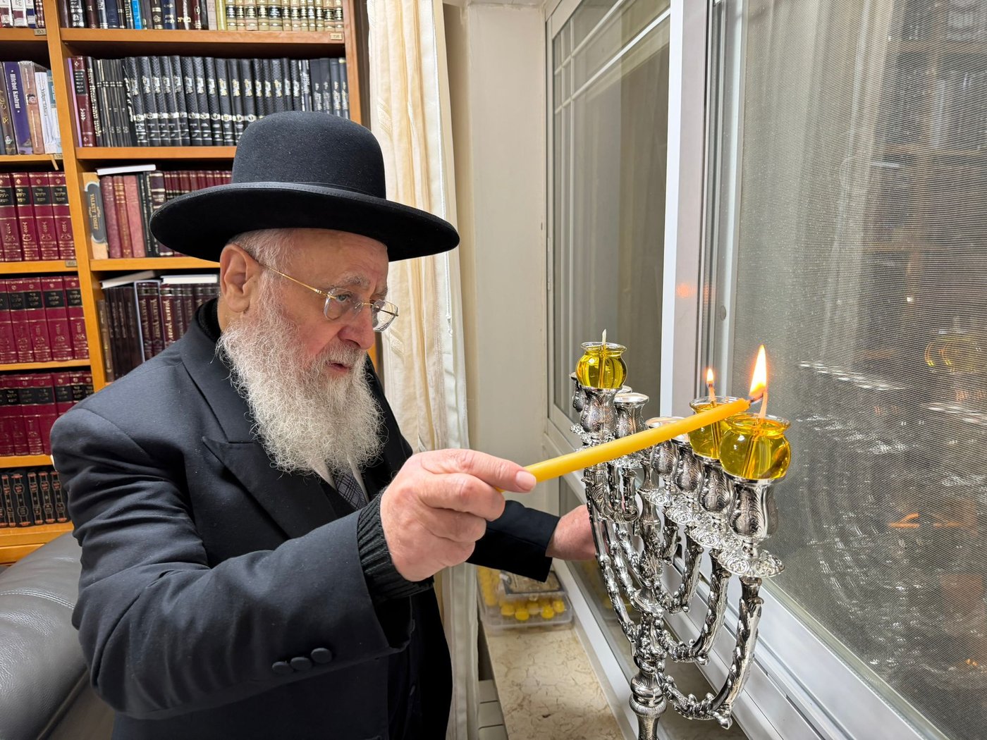 הראש"ל הגר"י יוסף בהדלקת נר שני של חנוכה
