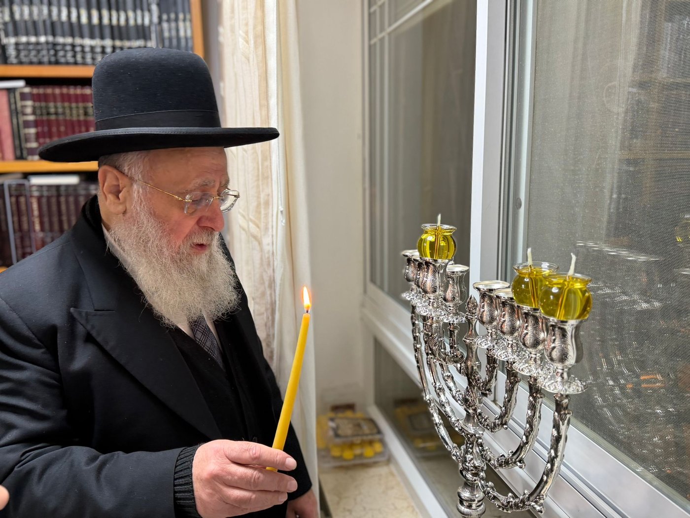 הראש"ל הגר"י יוסף בהדלקת נר שני של חנוכה