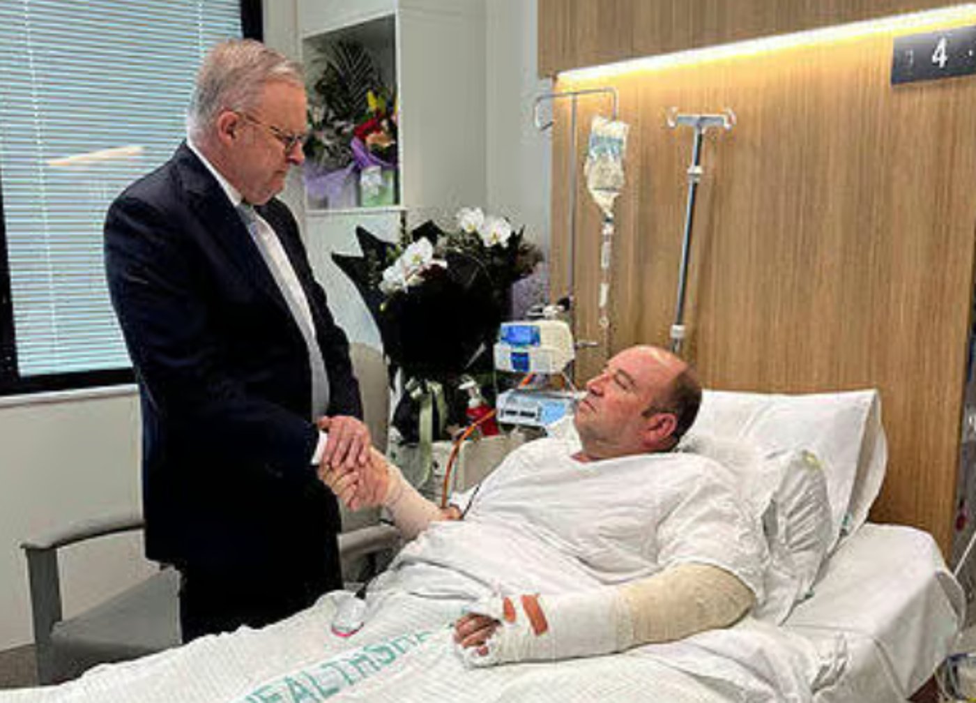 אלבניזי מבקר אתהגיבור אחמד אל-אחמד 