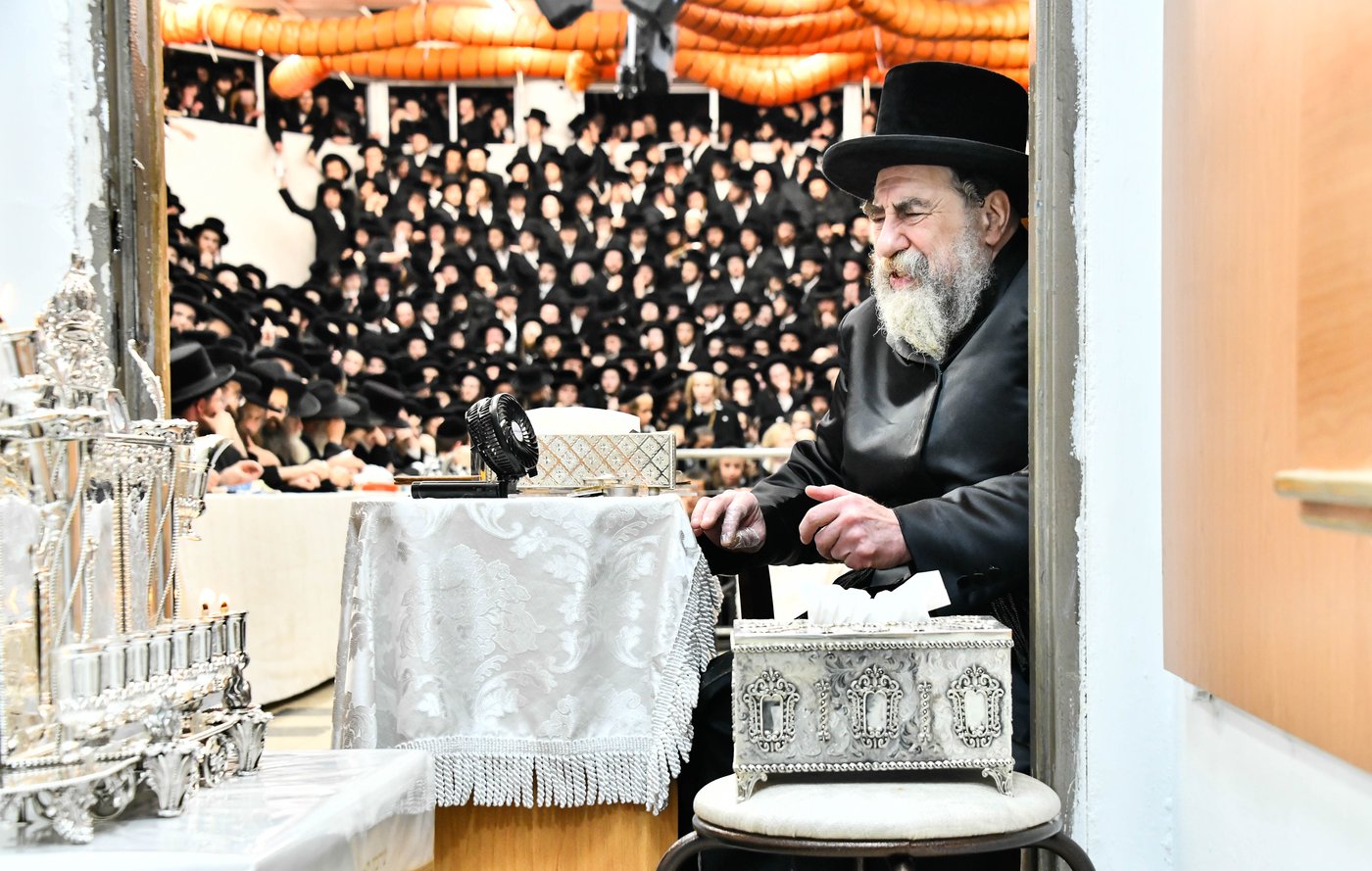 האדמו"ר מרחמסטריווקא בהדלקת נרות חנוכה