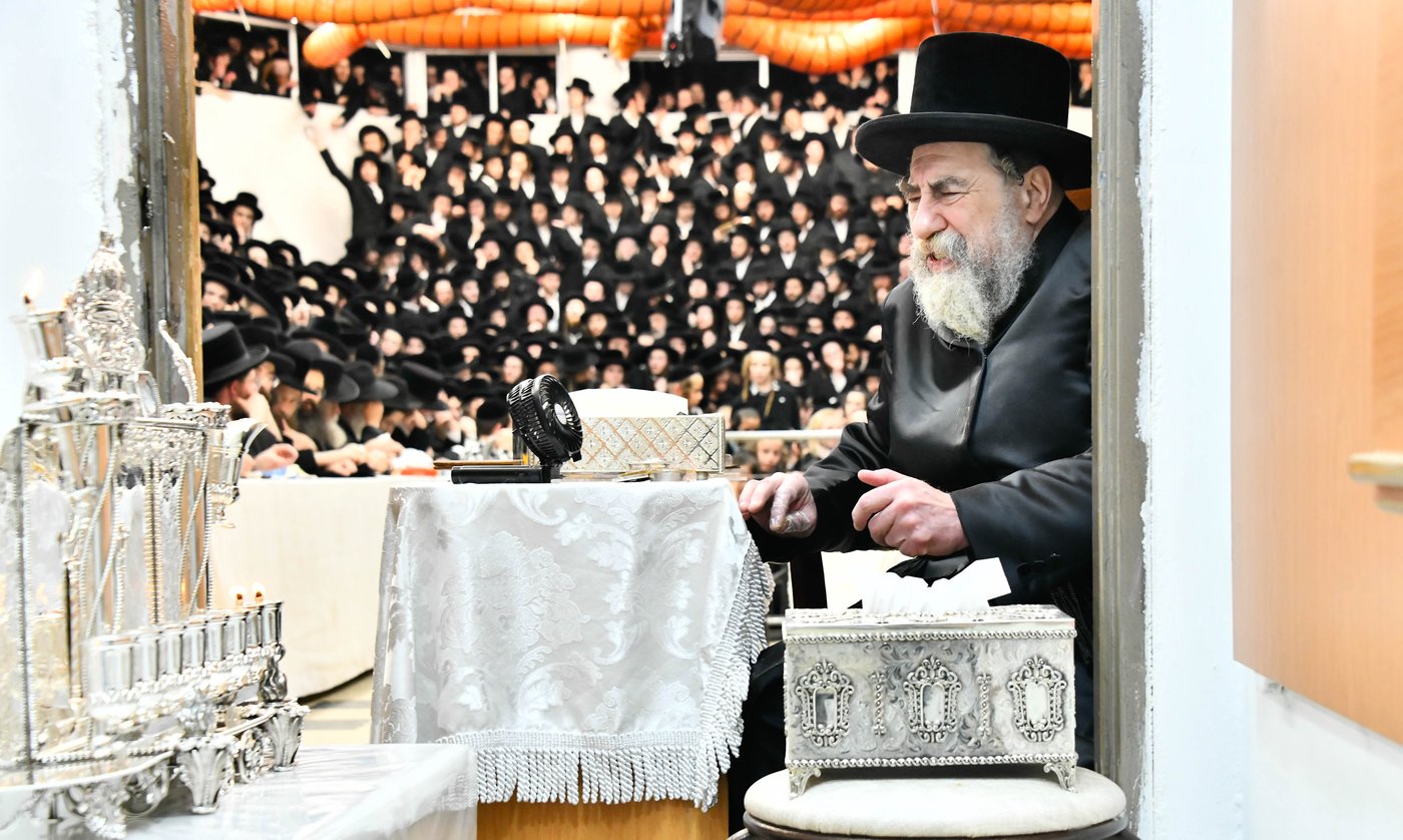 האדמו"ר מרחמסטריווקא בהדלקת נרות חנוכה