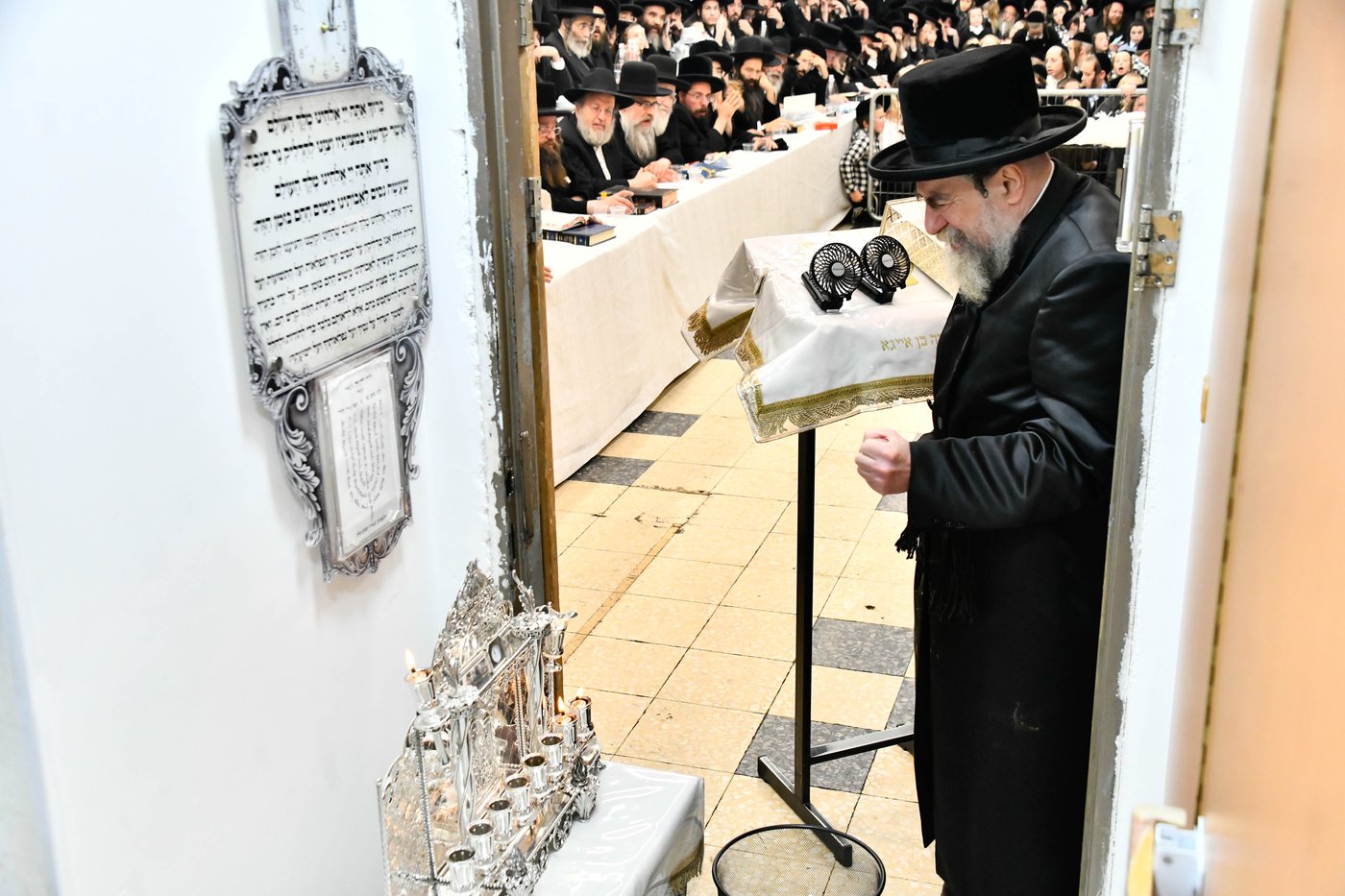 האדמו"ר מרחמסטריווקא בהדלקת נרות חנוכה