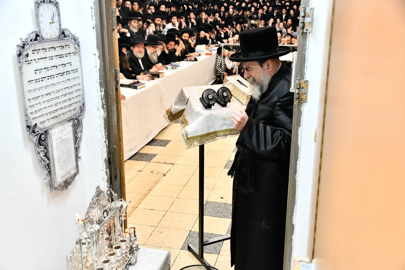 האדמו"ר מרחמסטריווקא בהדלקת נרות חנוכה