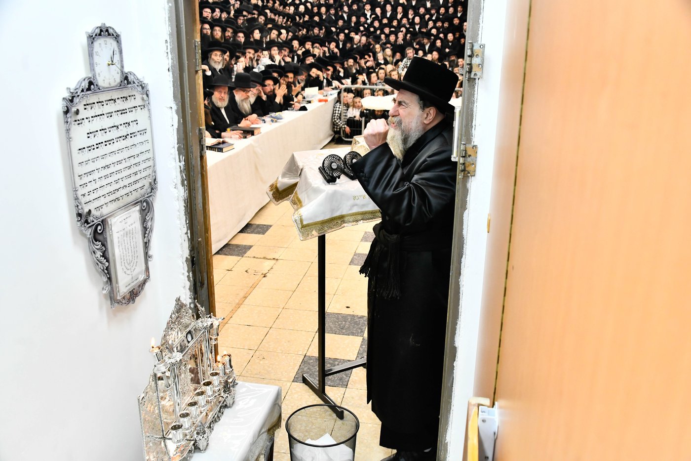 האדמו"ר מרחמסטריווקא בהדלקת נרות חנוכה