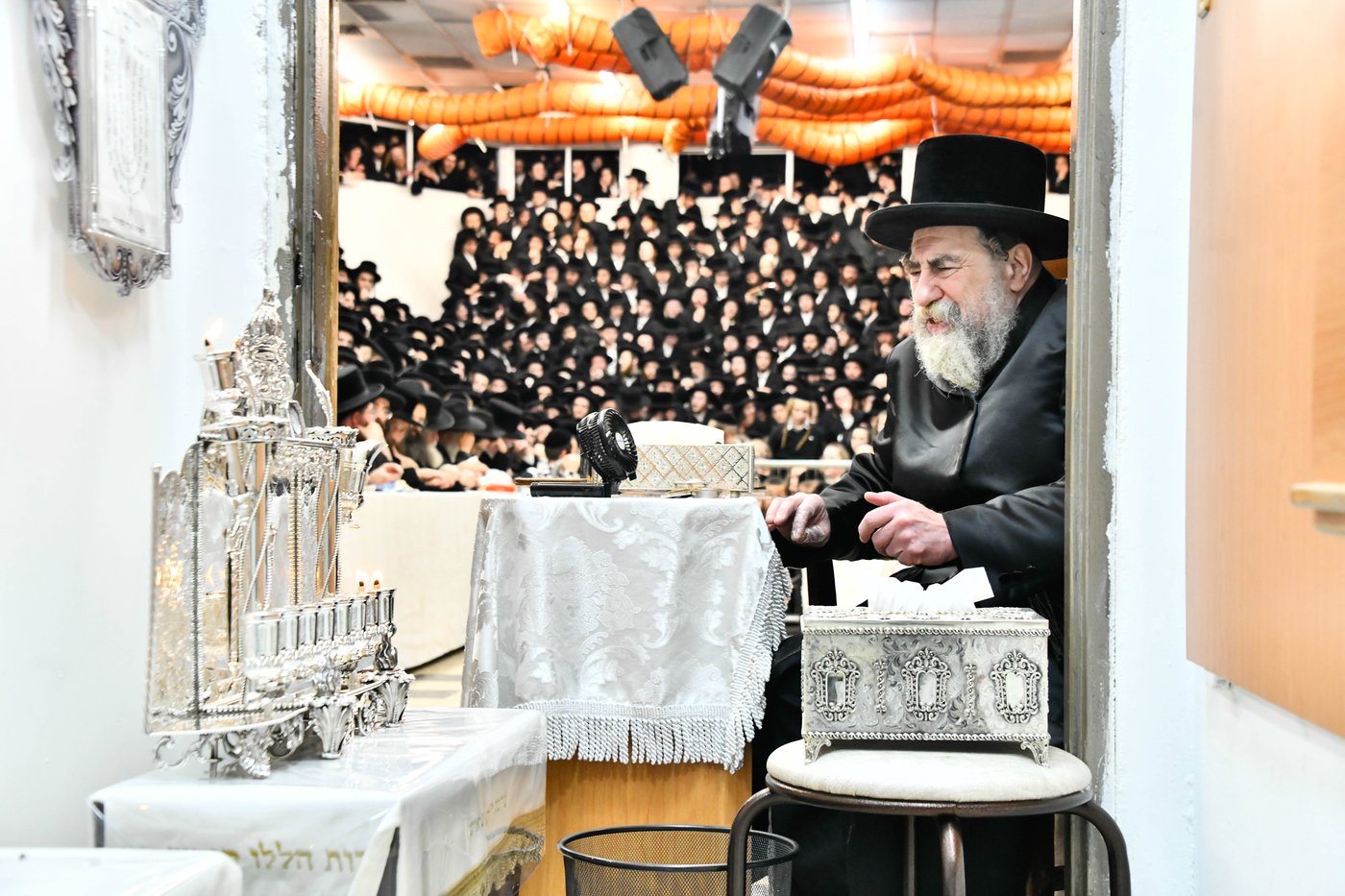 האדמו"ר מרחמסטריווקא בהדלקת נרות חנוכה
