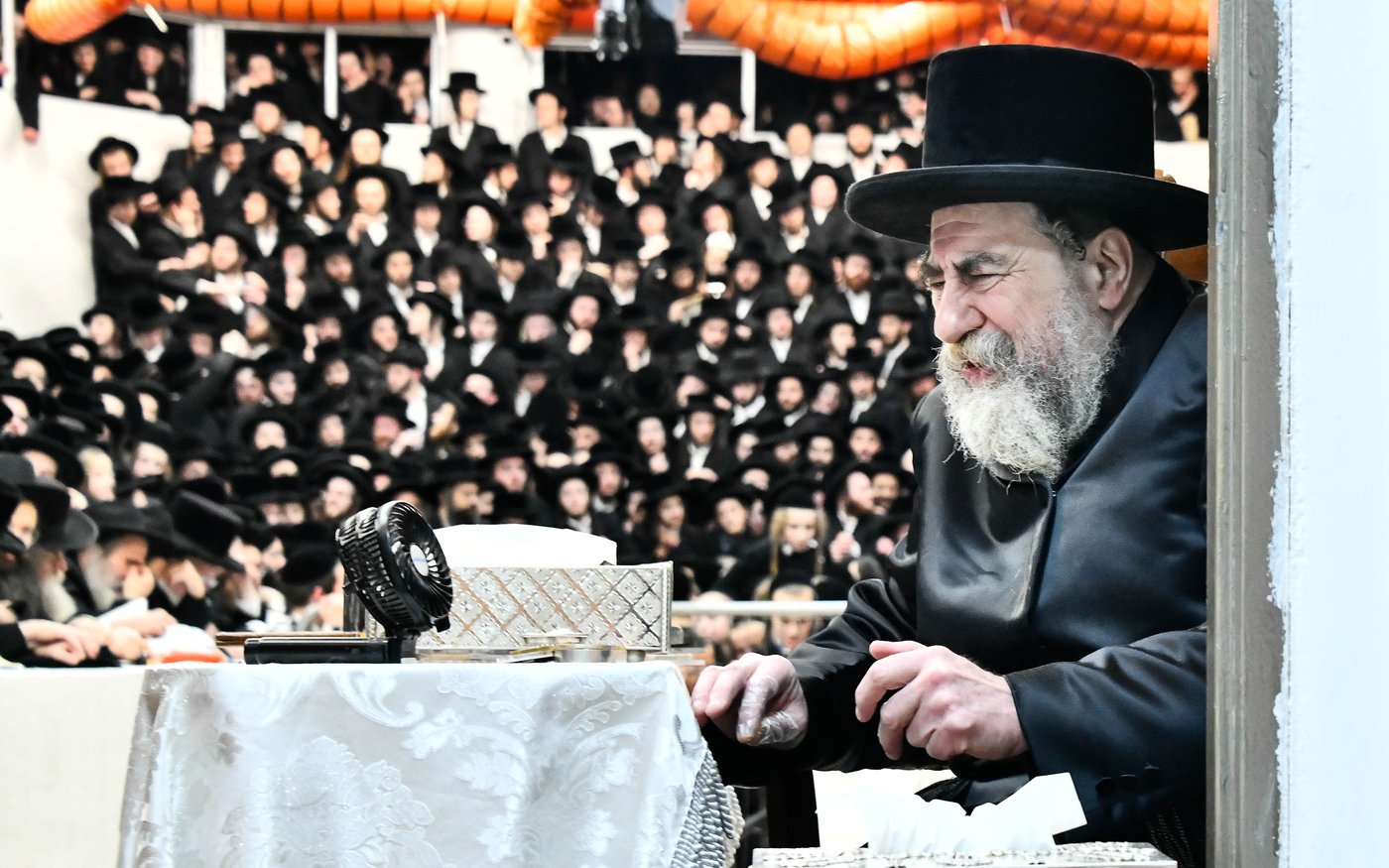 האדמו"ר מרחמסטריווקא בהדלקת נרות חנוכה