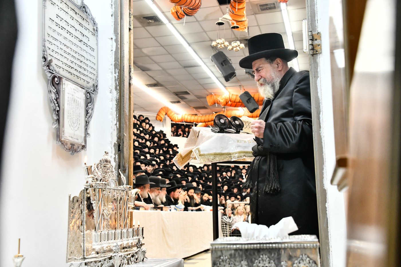 האדמו"ר מרחמסטריווקא בהדלקת נרות חנוכה