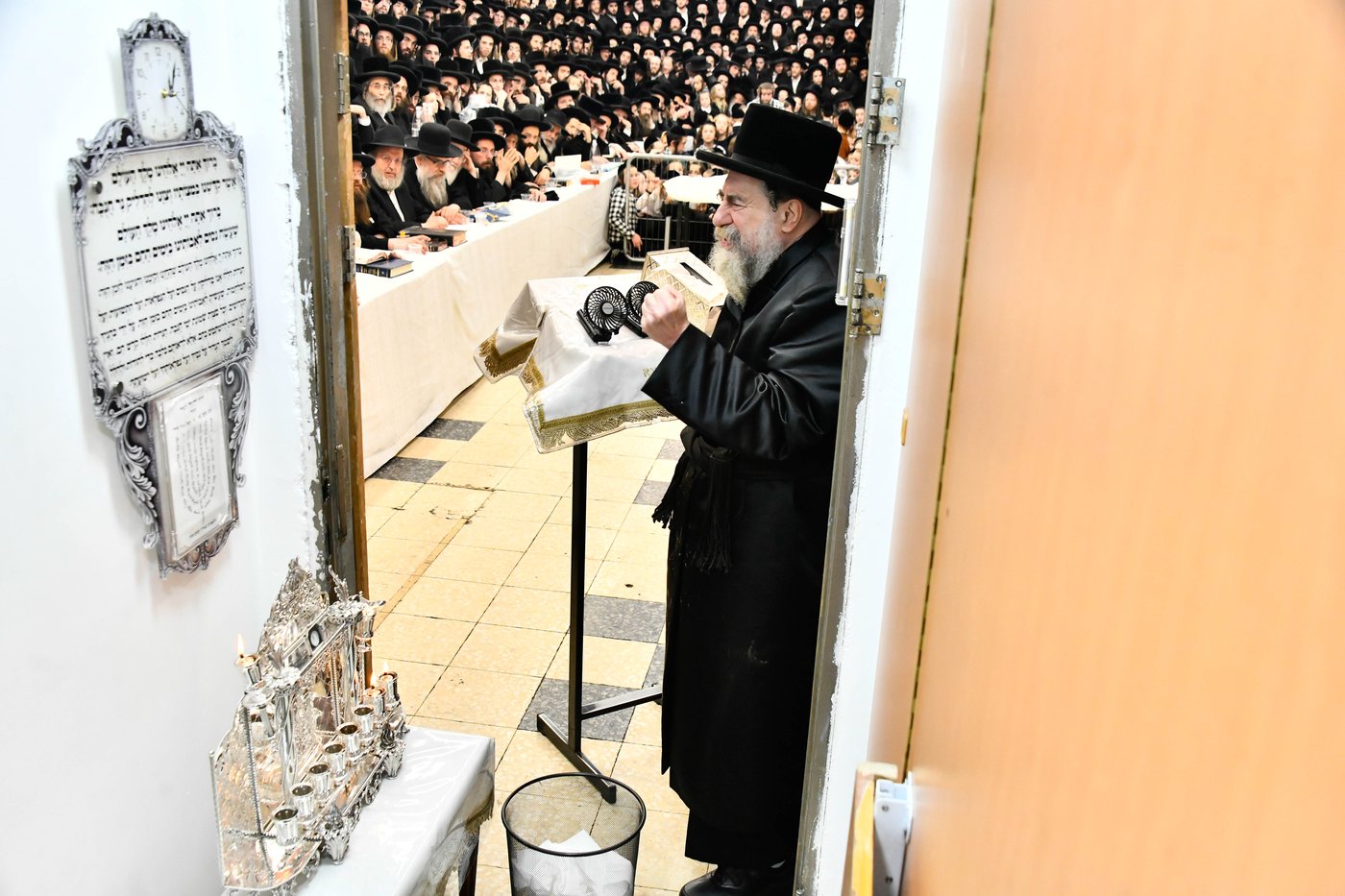 האדמו"ר מרחמסטריווקא בהדלקת נרות חנוכה