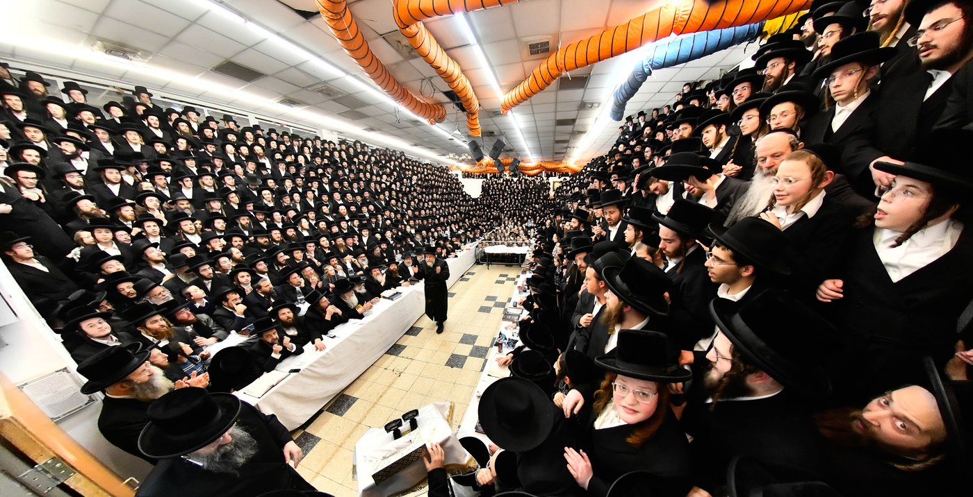 האדמו"ר מרחמסטריווקא בהדלקת נרות חנוכה