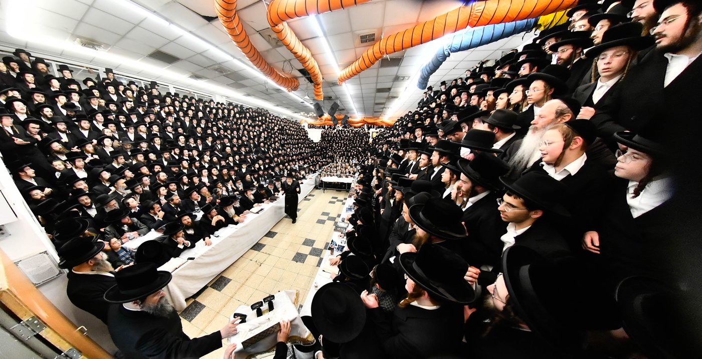 האדמו"ר מרחמסטריווקא בהדלקת נרות חנוכה