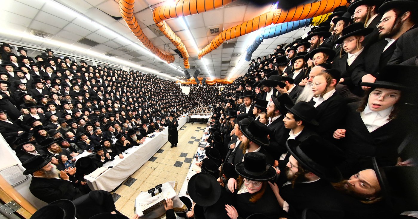 האדמו"ר מרחמסטריווקא בהדלקת נרות חנוכה