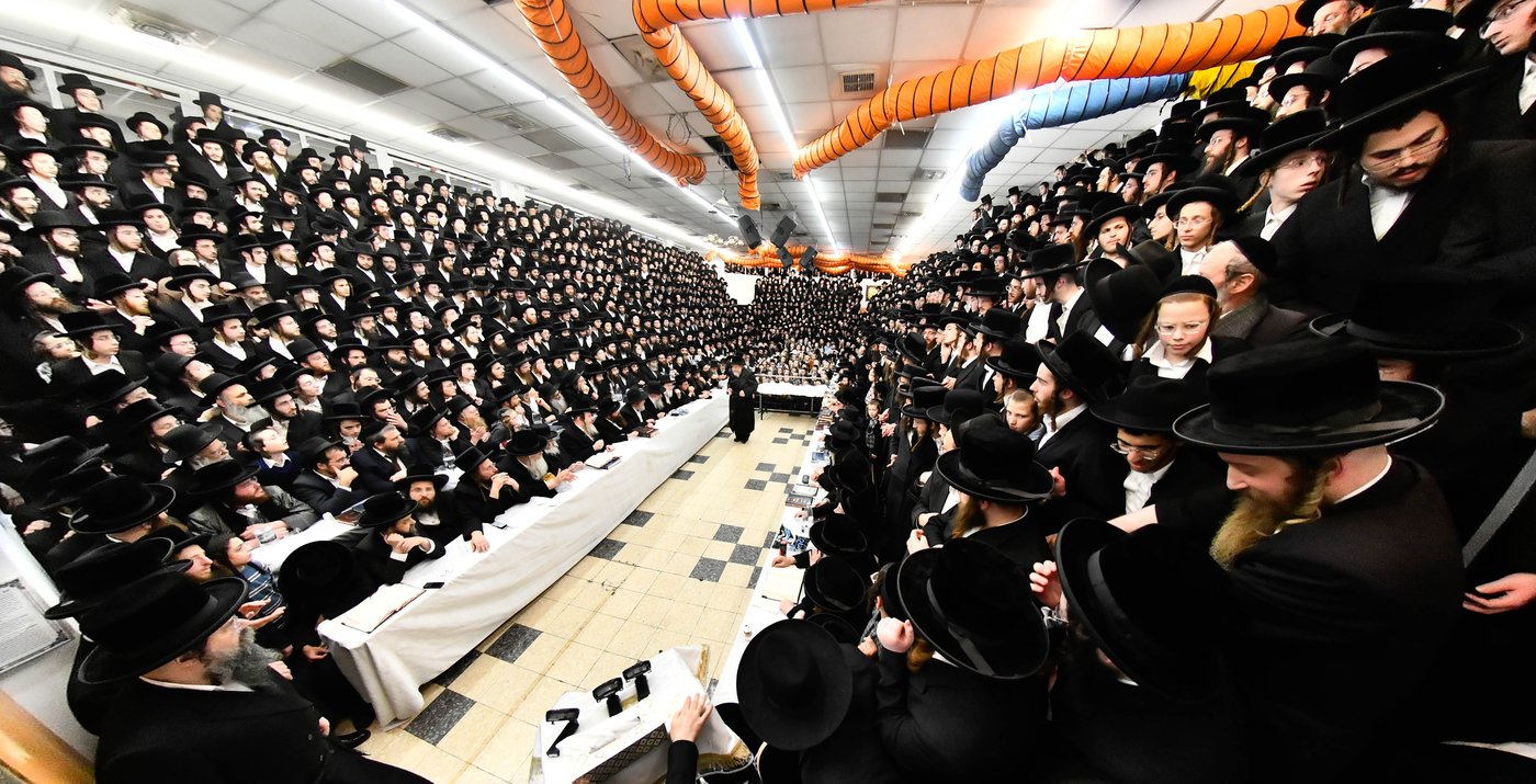 האדמו"ר מרחמסטריווקא בהדלקת נרות חנוכה