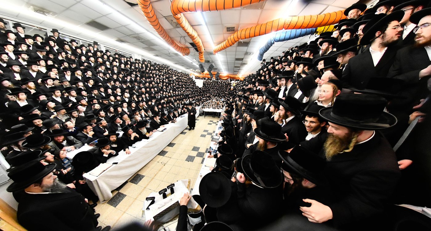 האדמו"ר מרחמסטריווקא בהדלקת נרות חנוכה