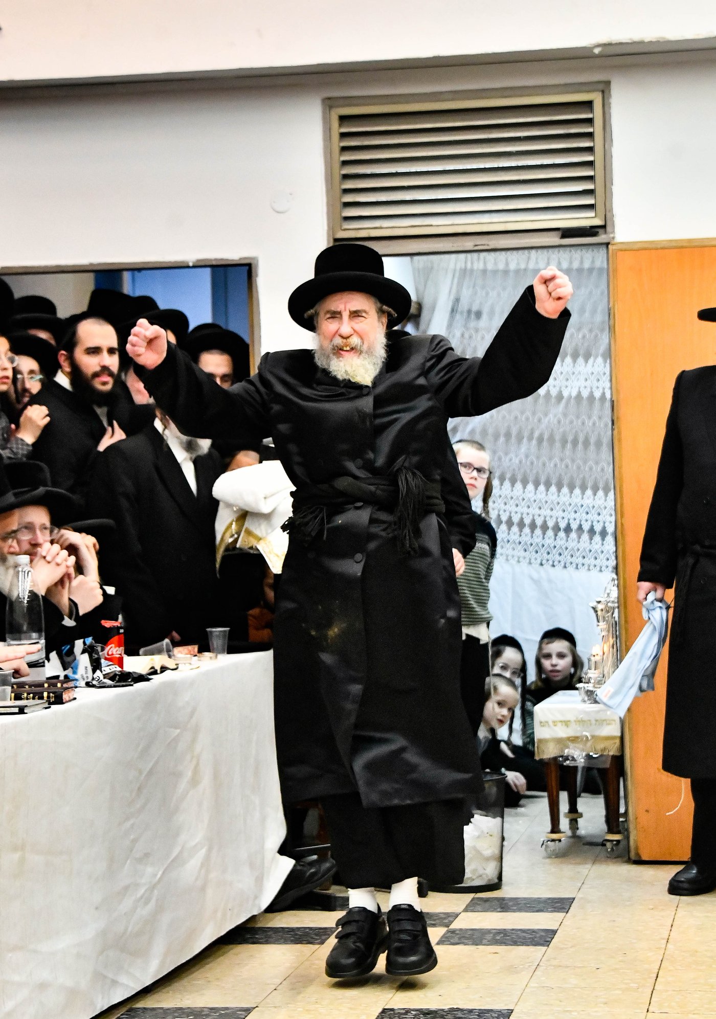 האדמו"ר מרחמסטריווקא בהדלקת נרות חנוכה