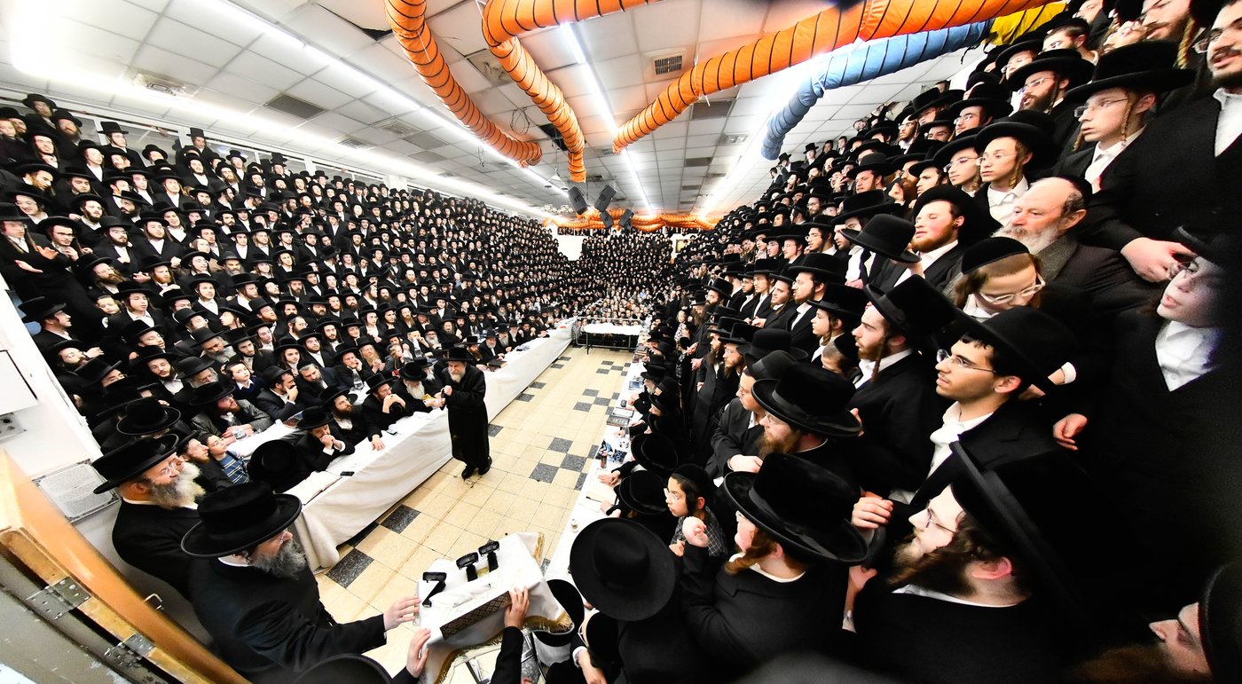 האדמו"ר מרחמסטריווקא בהדלקת נרות חנוכה