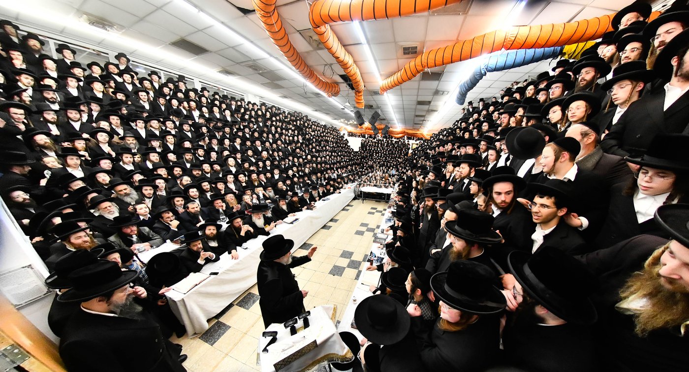 האדמו"ר מרחמסטריווקא בהדלקת נרות חנוכה