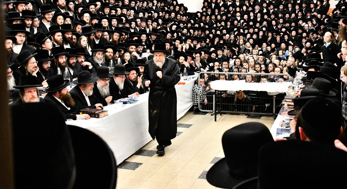 האדמו"ר מרחמסטריווקא בהדלקת נרות חנוכה