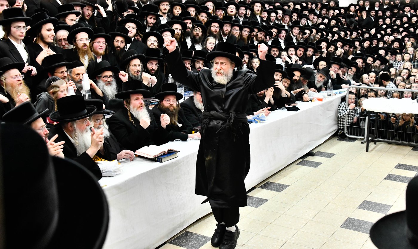 האדמו"ר מרחמסטריווקא בהדלקת נרות חנוכה