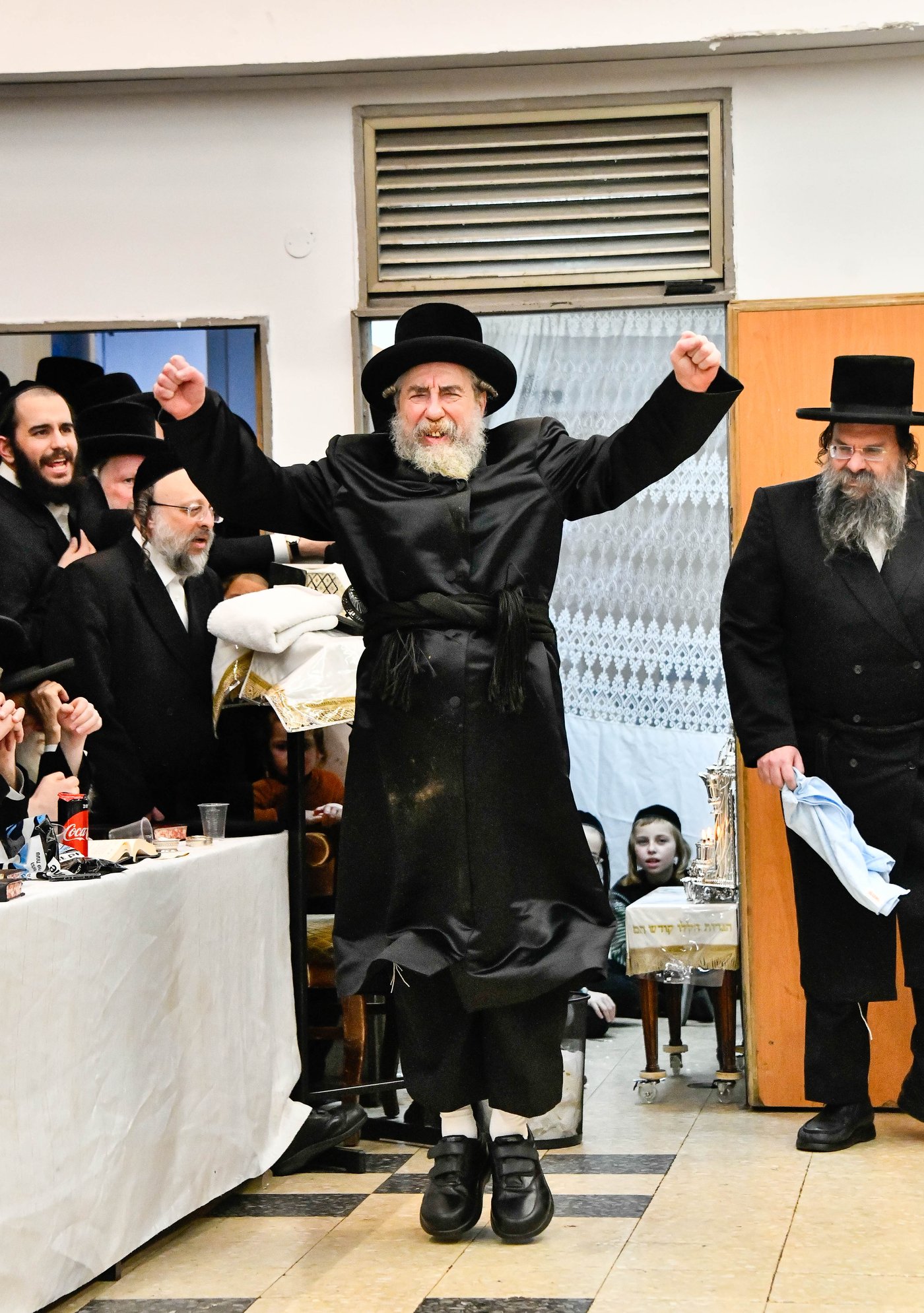 האדמו"ר מרחמסטריווקא בהדלקת נרות חנוכה