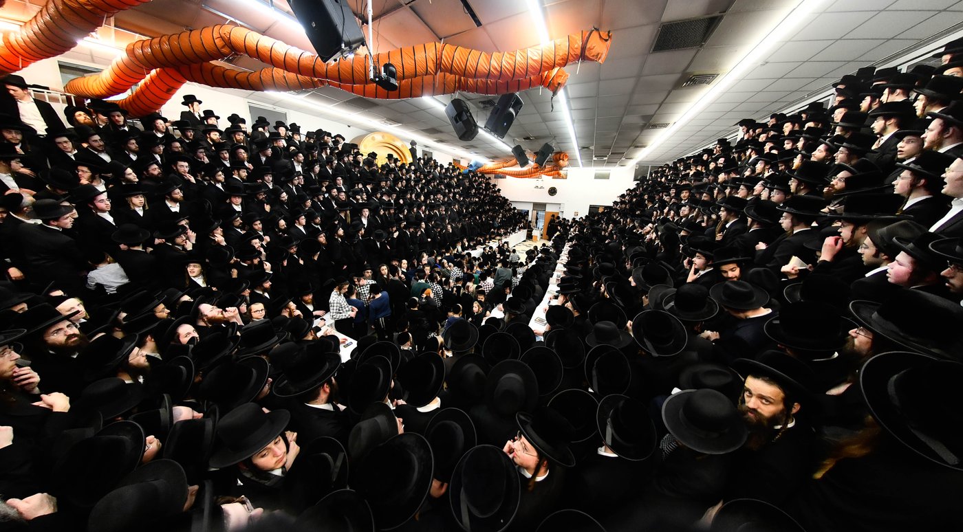 האדמו"ר מרחמסטריווקא בהדלקת נרות חנוכה