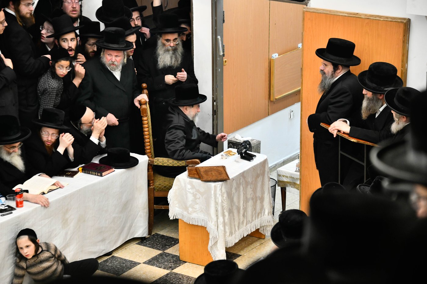 האדמו"ר מרחמסטריווקא בהדלקת נרות חנוכה