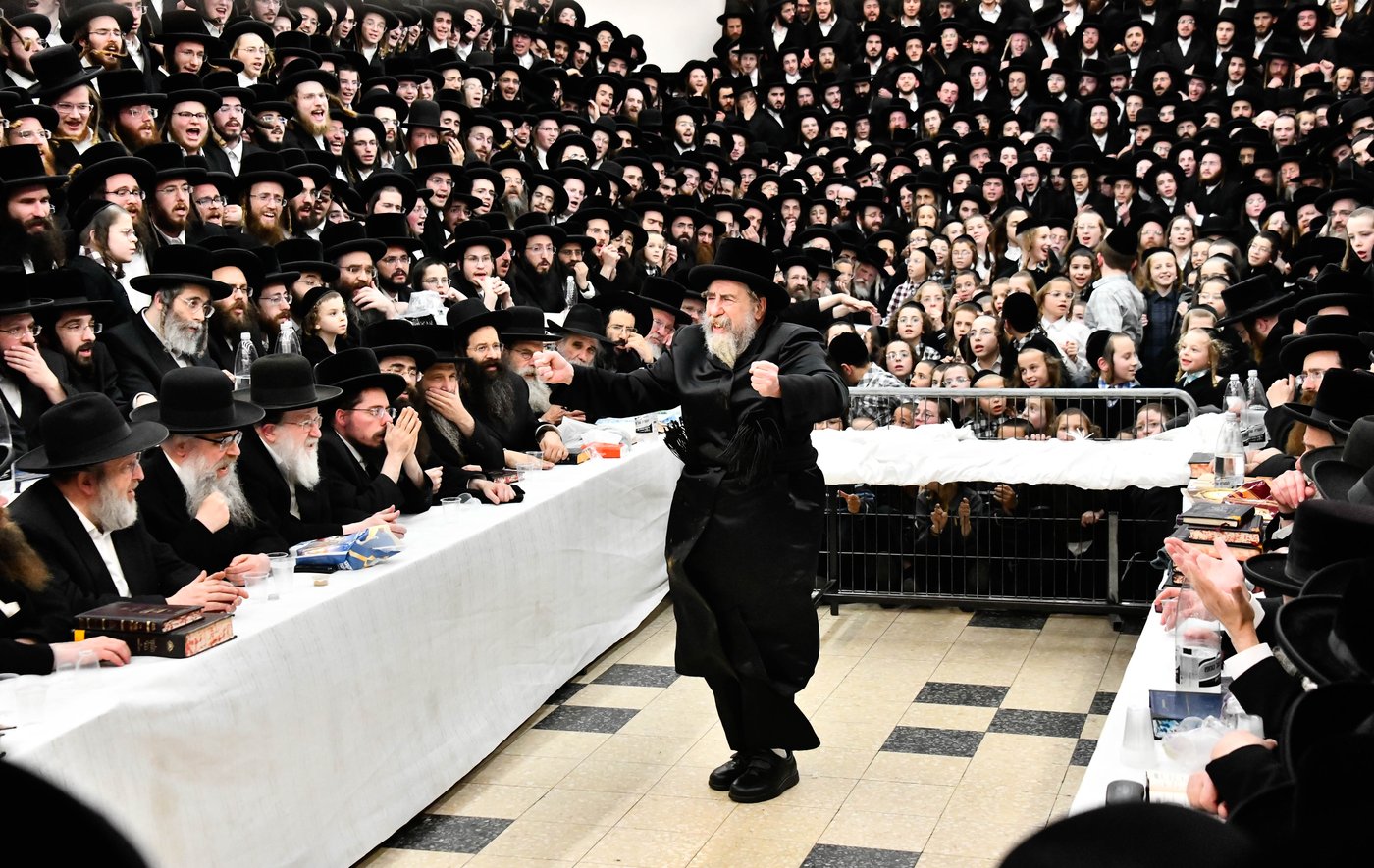 האדמו"ר מרחמסטריווקא בהדלקת נרות חנוכה