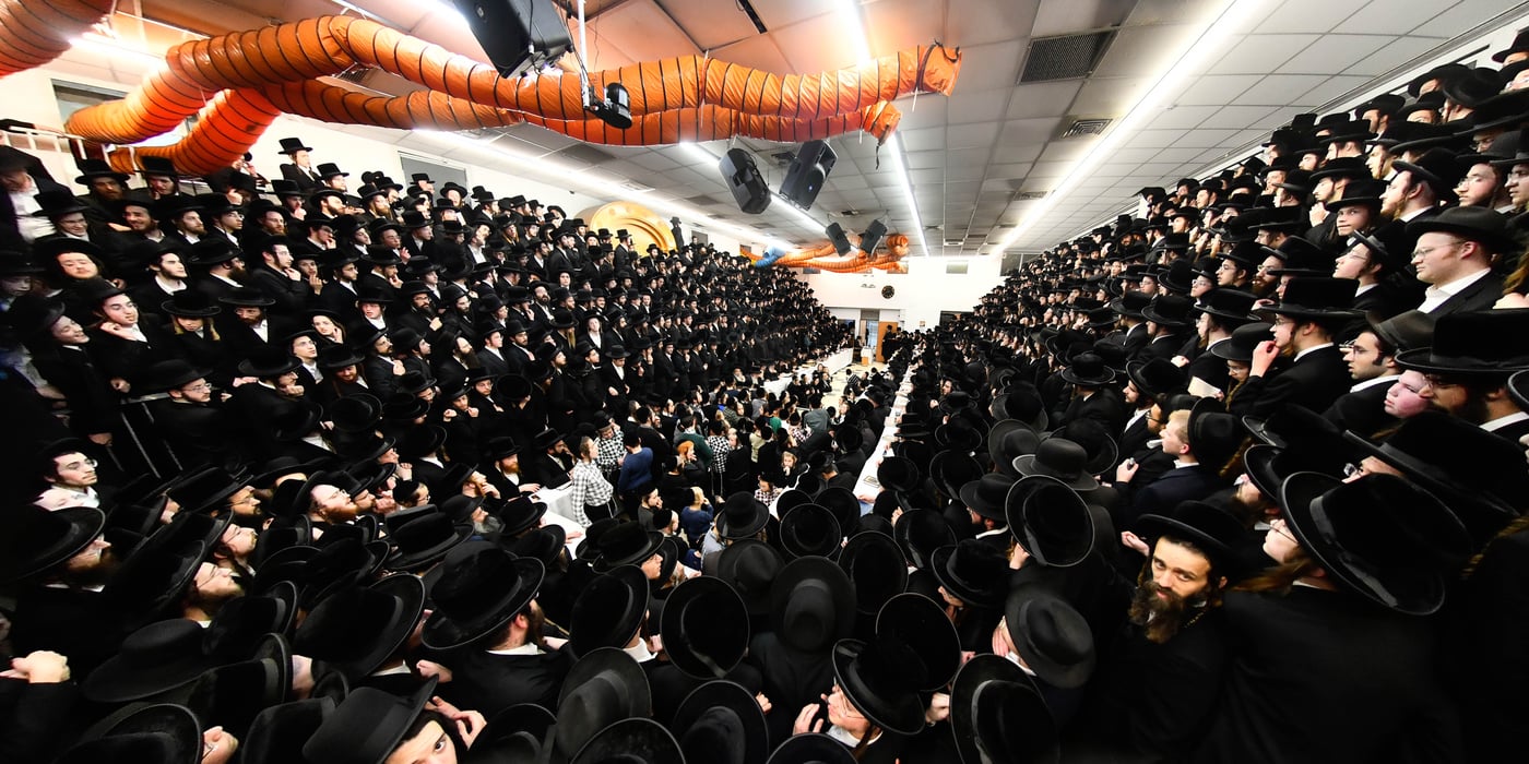 האדמו"ר מרחמסטריווקא בהדלקת נרות חנוכה