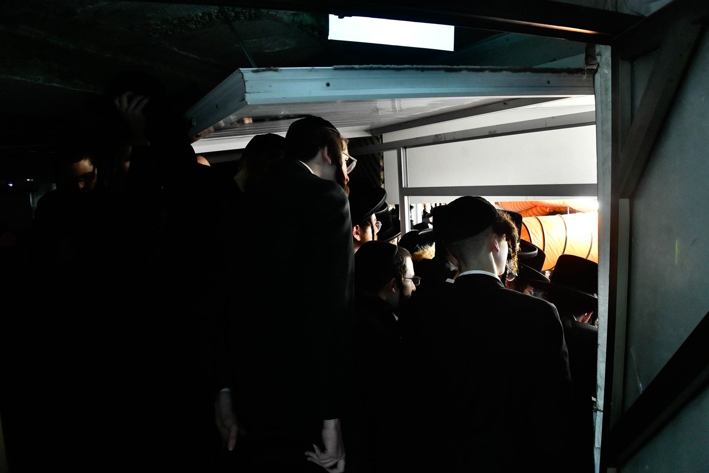 האדמו"ר מרחמסטריווקא בהדלקת נרות חנוכה