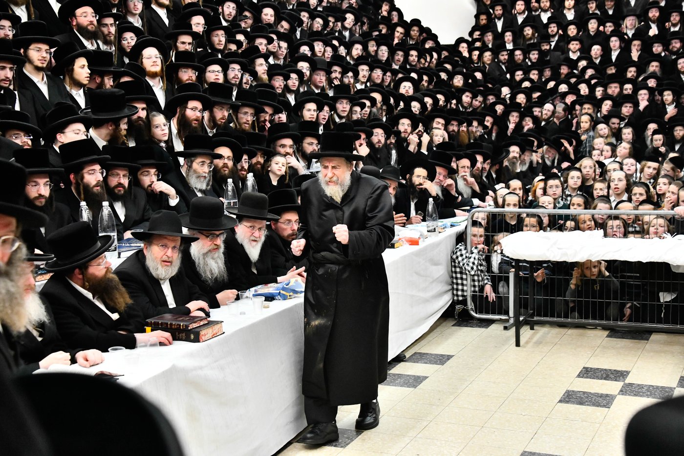 האדמו"ר מרחמסטריווקא בהדלקת נרות חנוכה