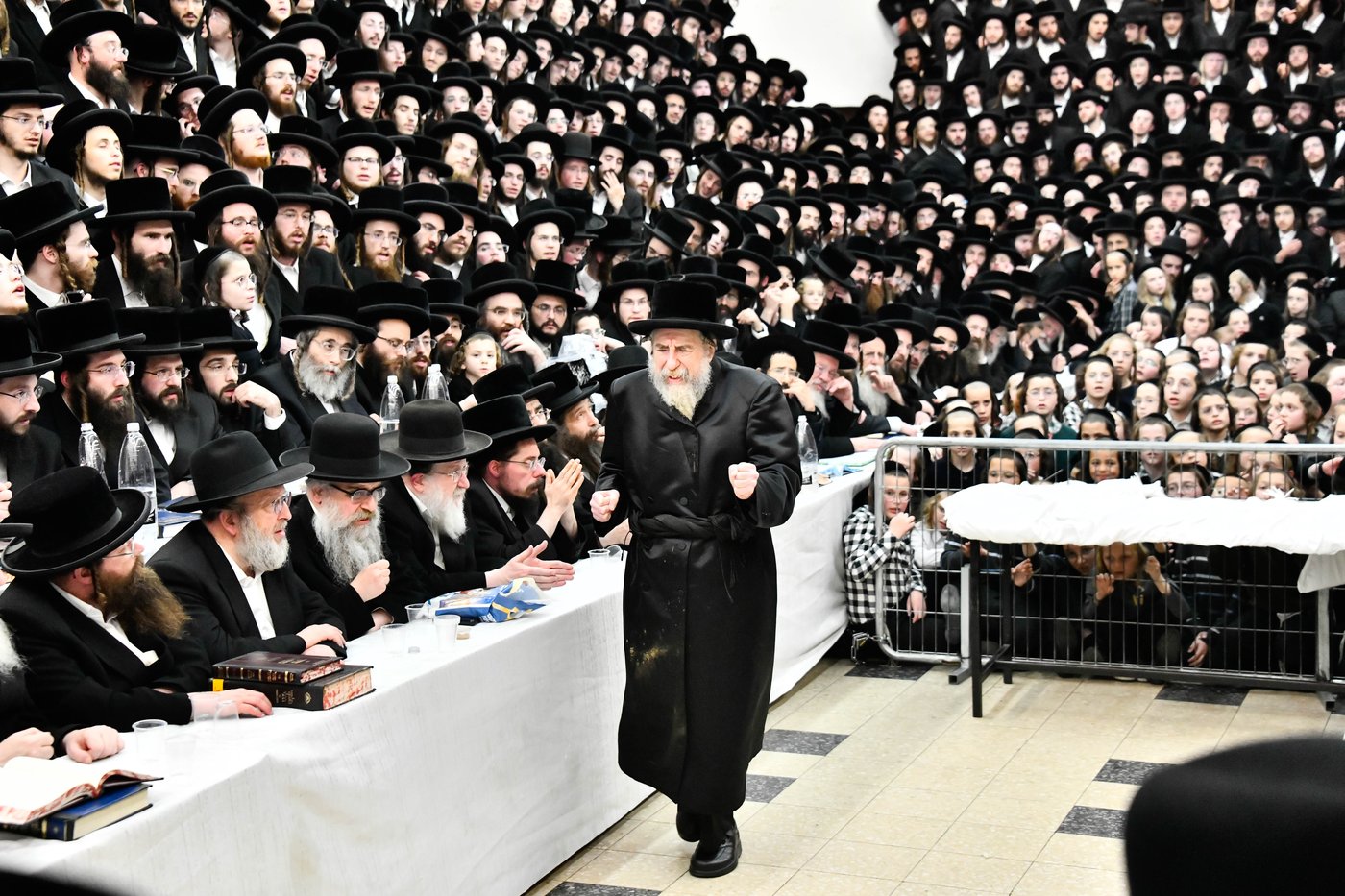 האדמו"ר מרחמסטריווקא בהדלקת נרות חנוכה