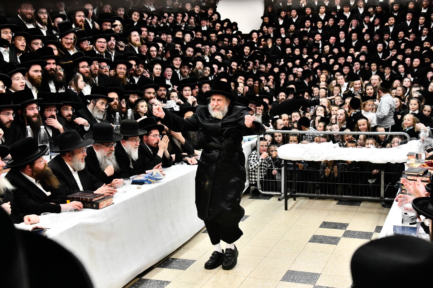 האדמו"ר מרחמסטריווקא בהדלקת נרות חנוכה