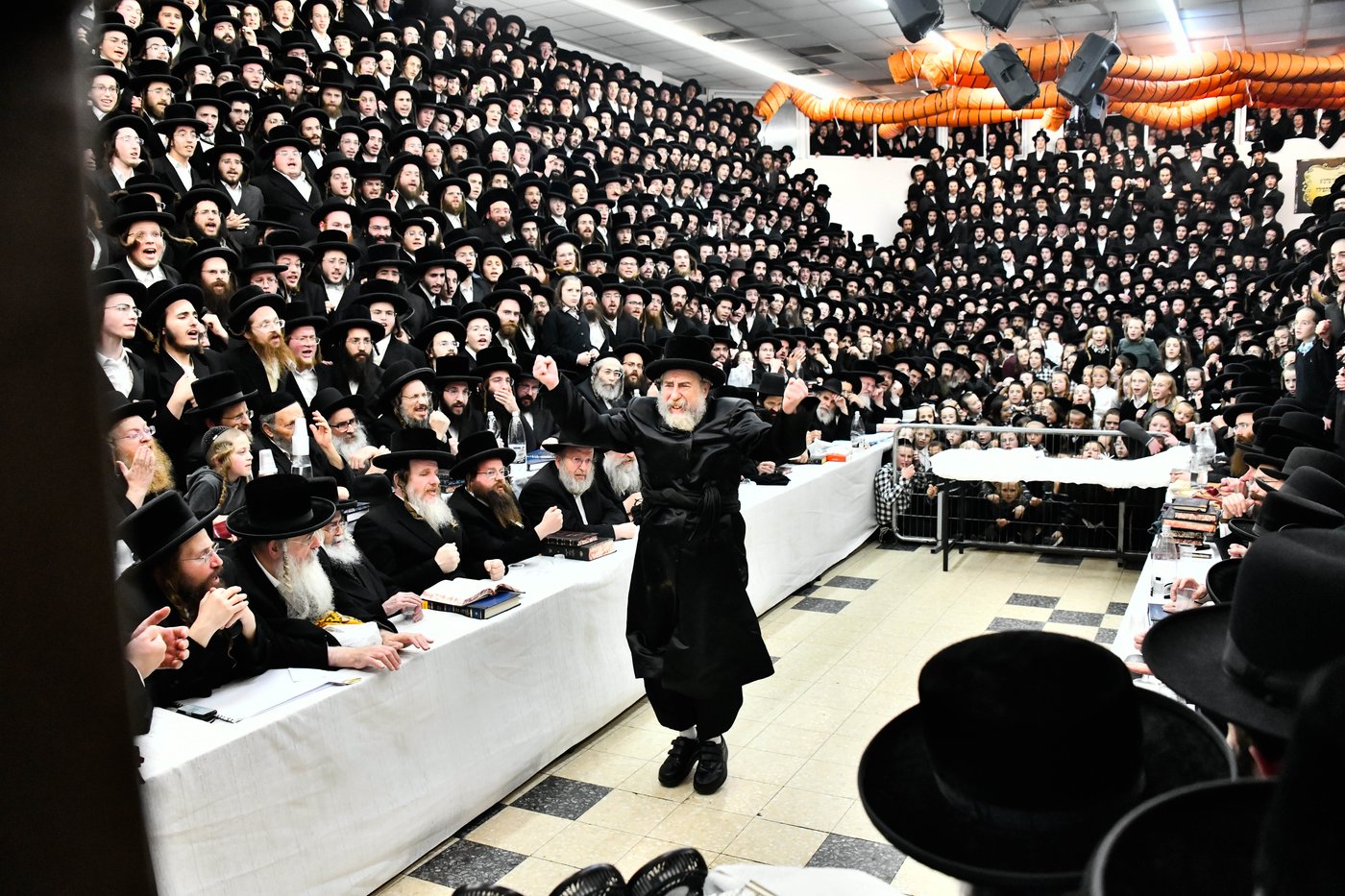 האדמו"ר מרחמסטריווקא בהדלקת נרות חנוכה