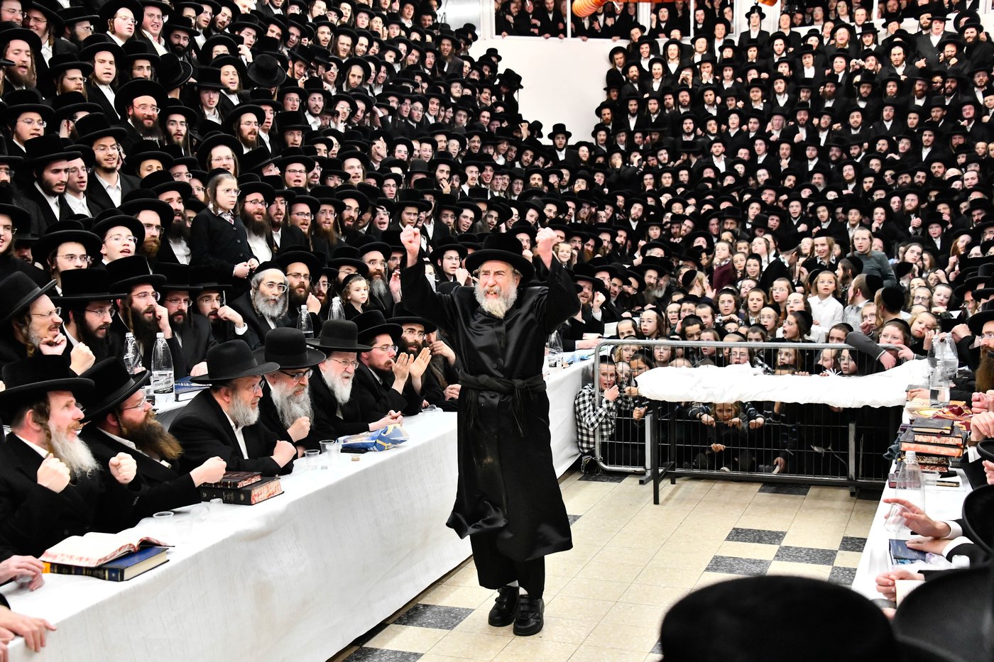 האדמו"ר מרחמסטריווקא בהדלקת נרות חנוכה