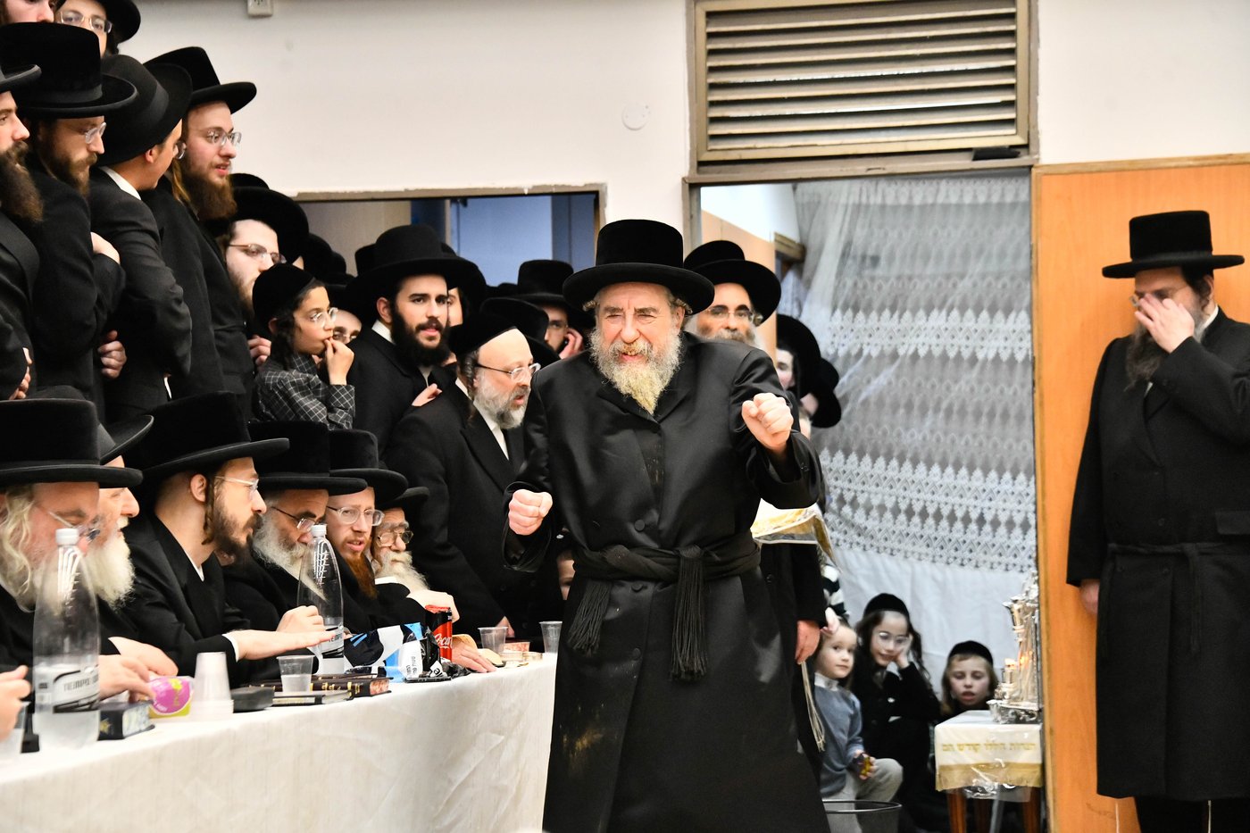 האדמו"ר מרחמסטריווקא בהדלקת נרות חנוכה