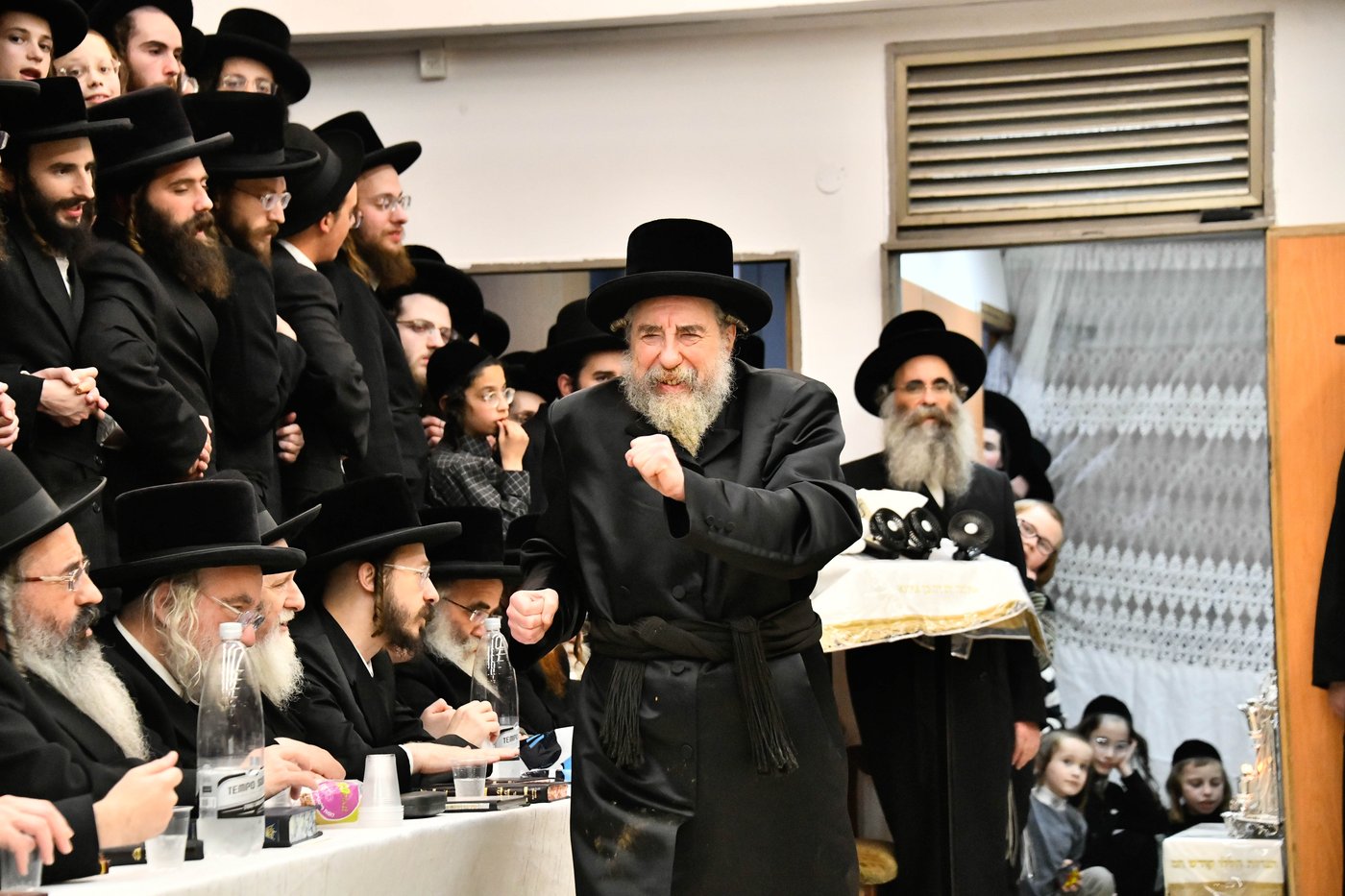 האדמו"ר מרחמסטריווקא בהדלקת נרות חנוכה