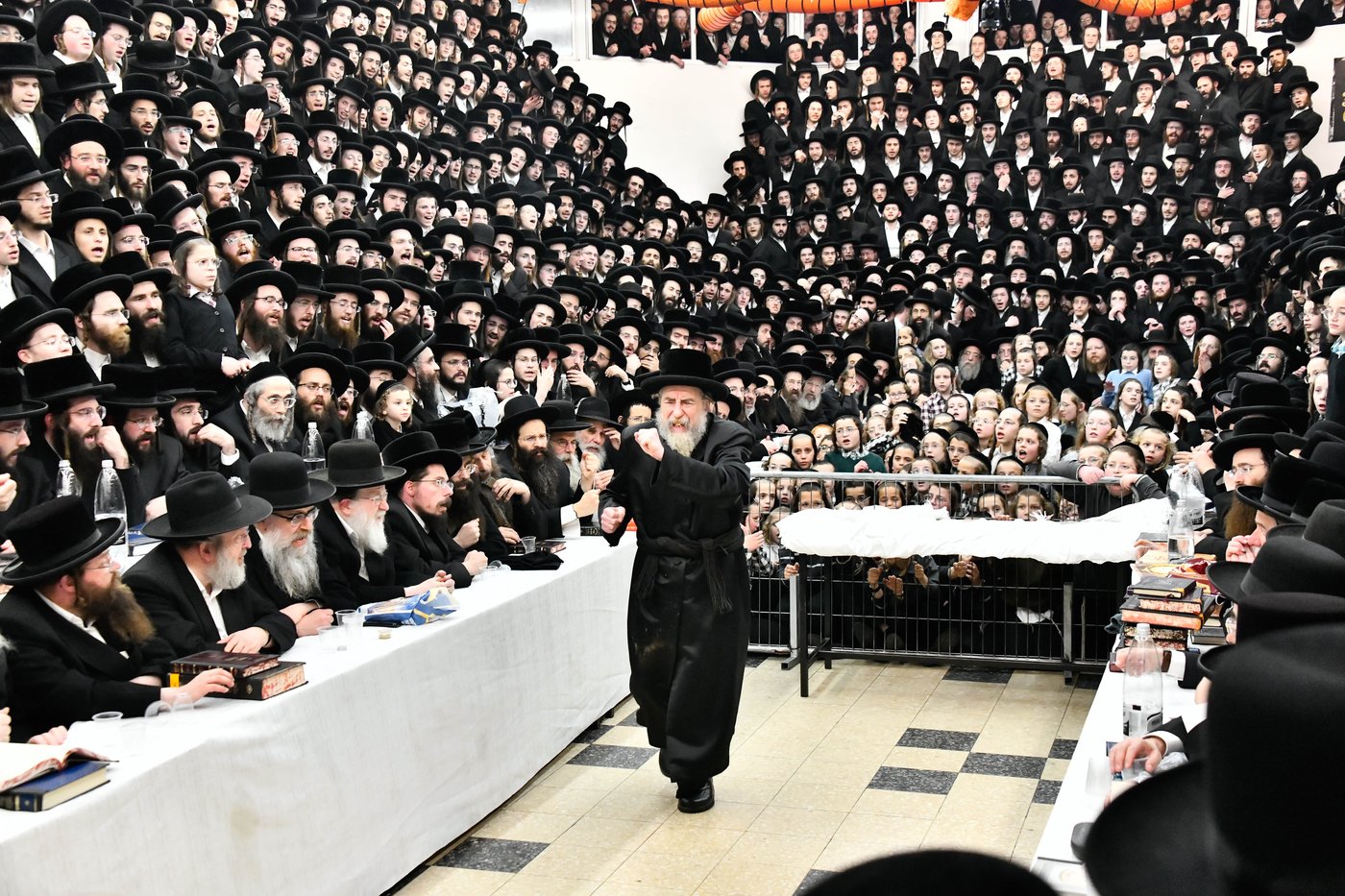 האדמו"ר מרחמסטריווקא בהדלקת נרות חנוכה