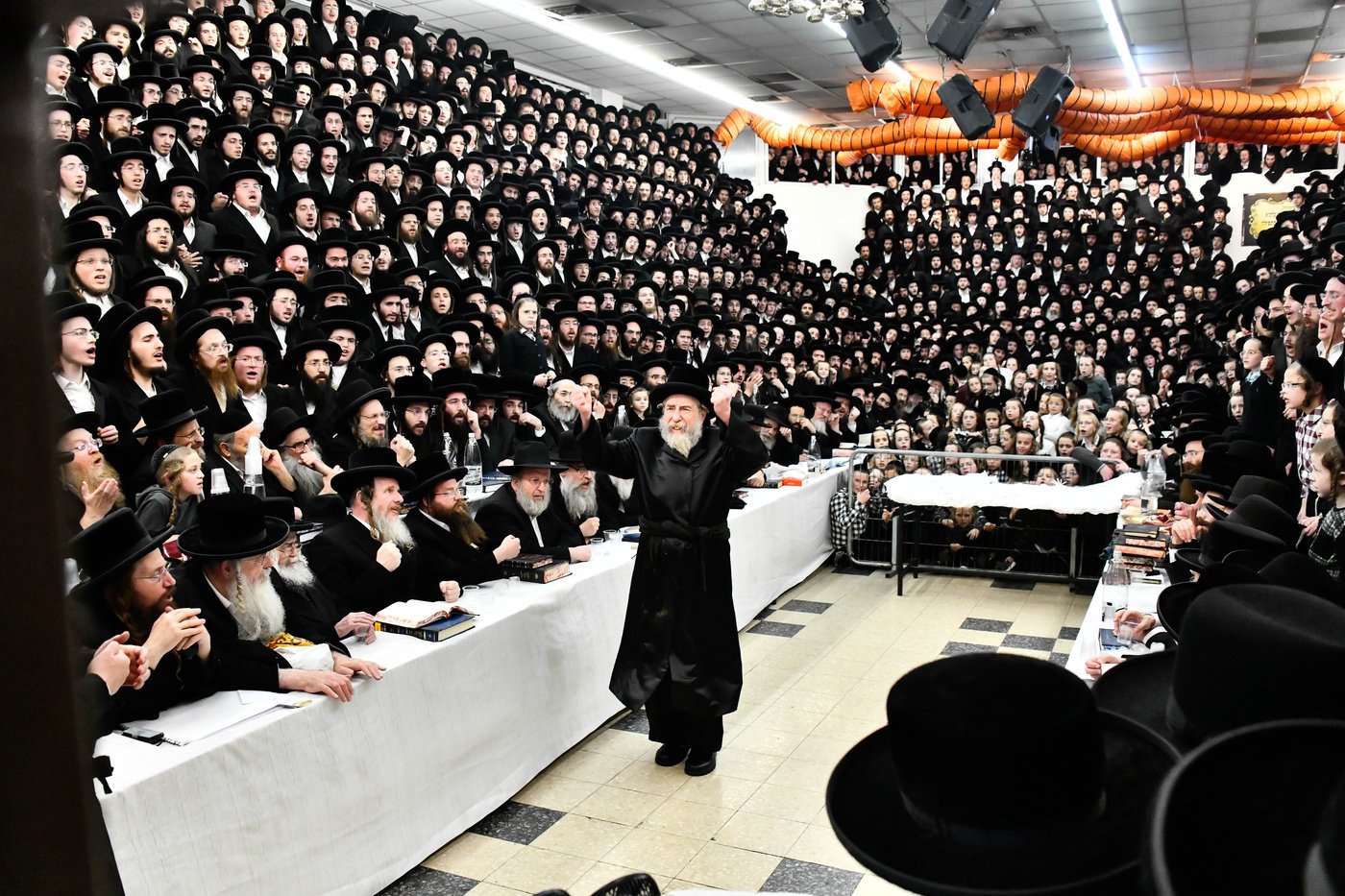 האדמו"ר מרחמסטריווקא בהדלקת נרות חנוכה