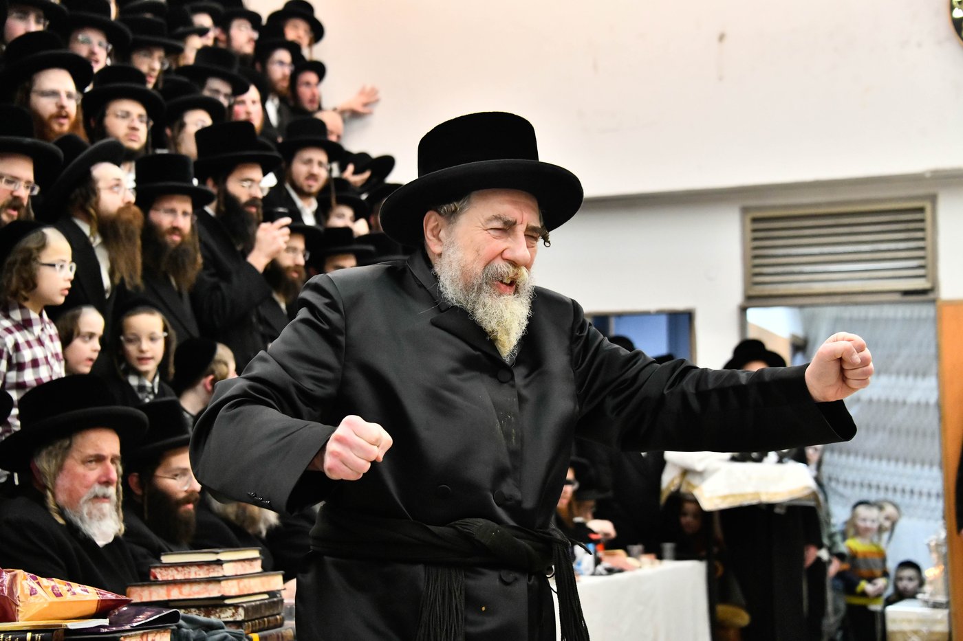 האדמו"ר מרחמסטריווקא בהדלקת נרות חנוכה